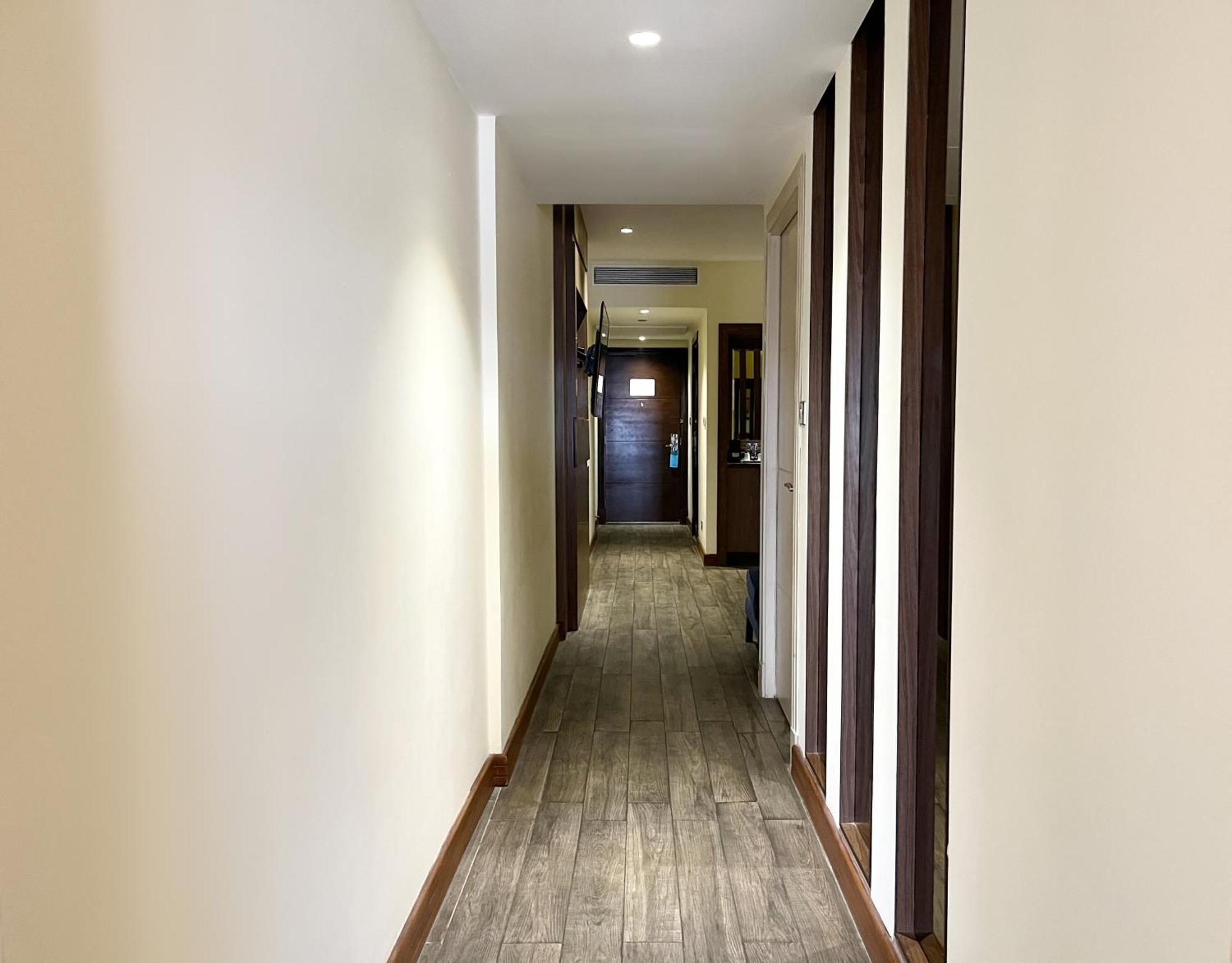 Отель Sofitel Al Khobar The Corniche Экстерьер фото A corridor in a hotel