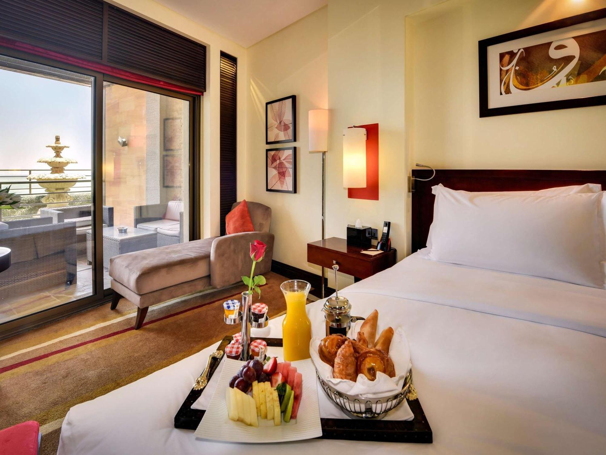 Отель Sofitel Al Khobar The Corniche Экстерьер фото A room at the Hilton Cairo