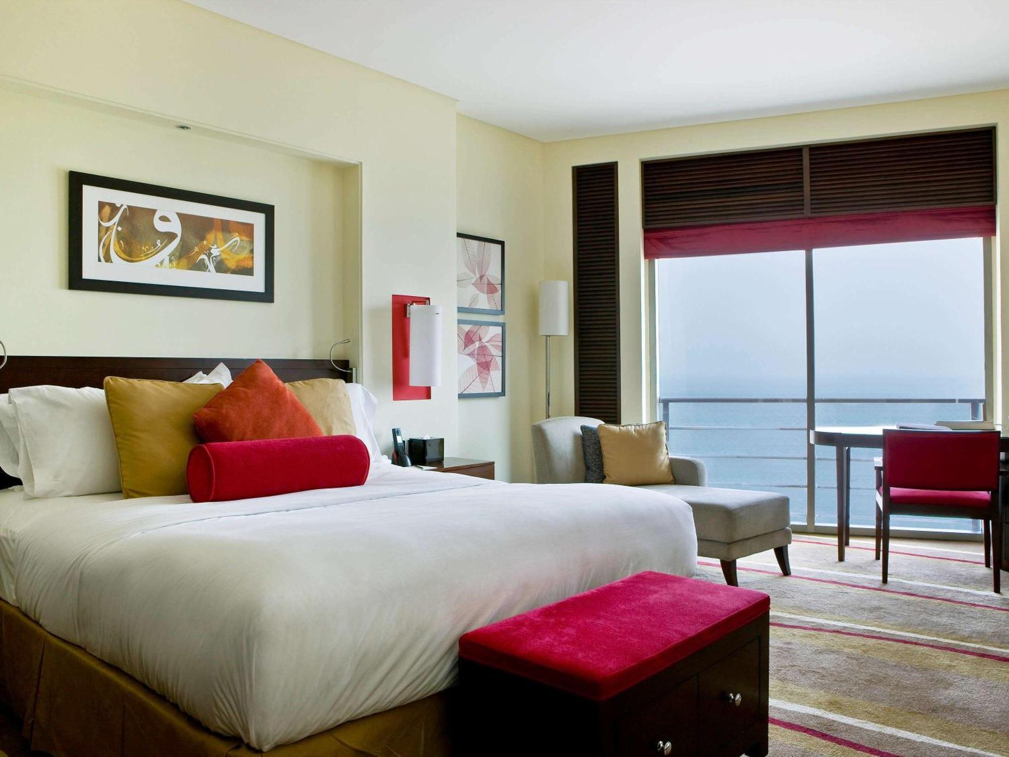 Отель Sofitel Al Khobar The Corniche Экстерьер фото A guest room at the hotel
