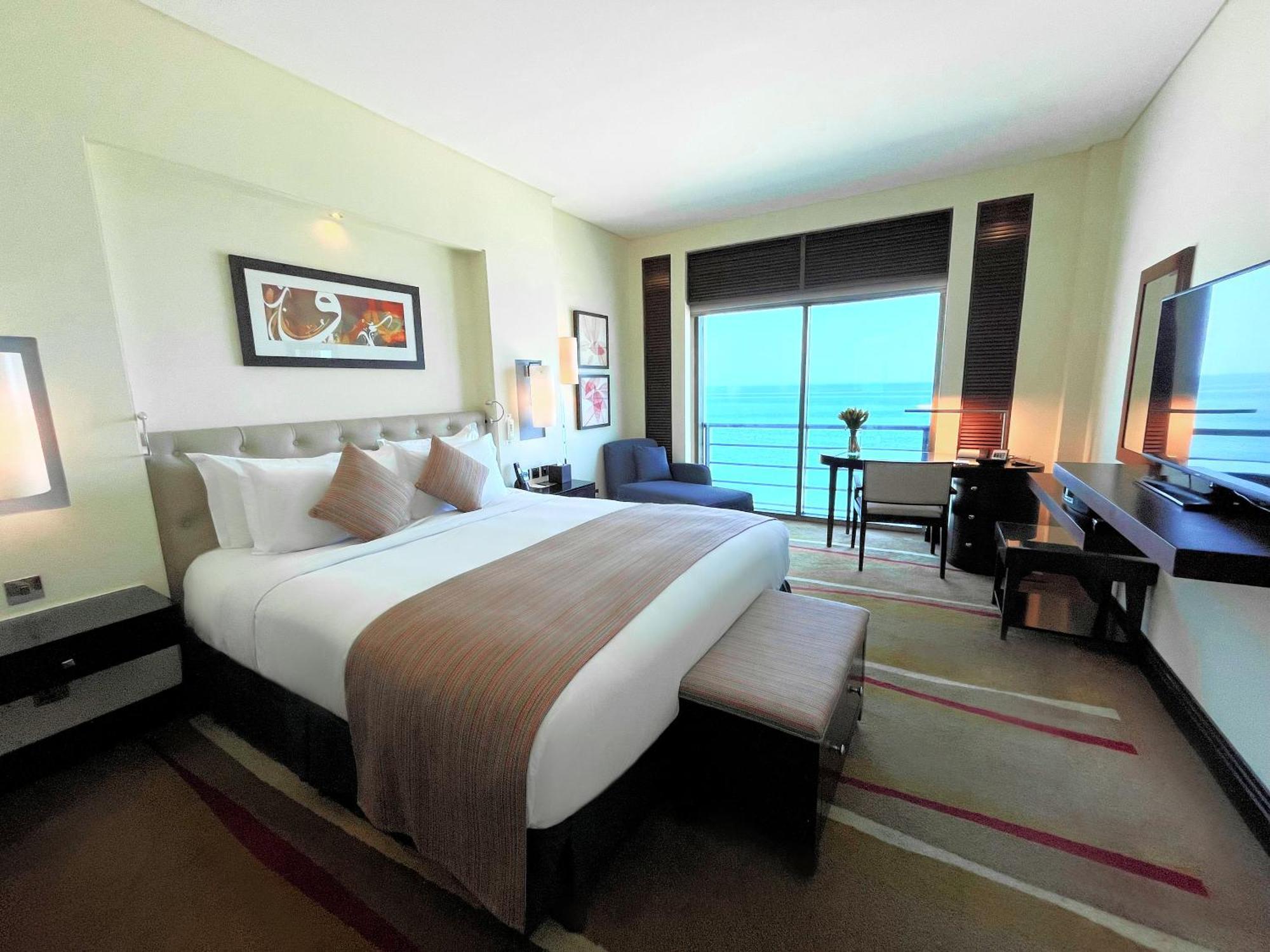 Отель Sofitel Al Khobar The Corniche Экстерьер фото A guest room at the hotel